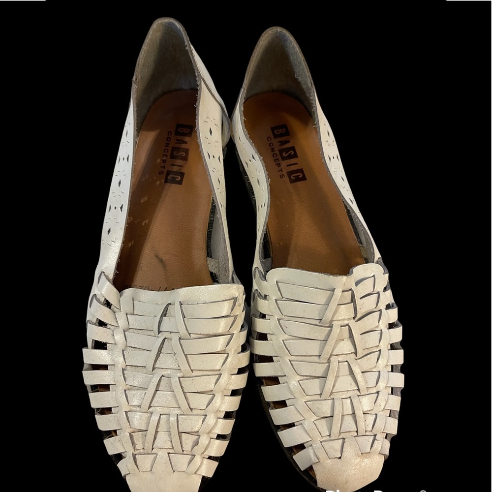 LADIES’ WHITE LEATHER SANDALS BY BASIC CONCEPTS, SIZE 7